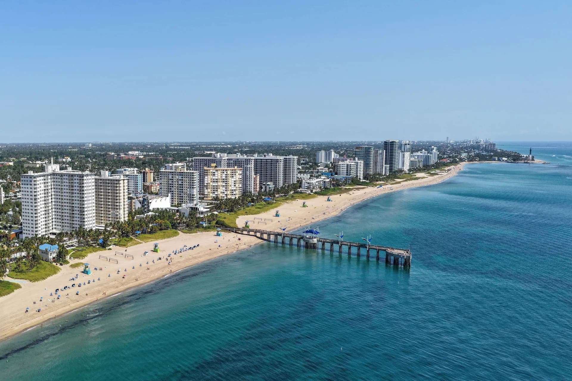 Vista aérea de la costa y los vecindarios de Pompano Beach, Florida